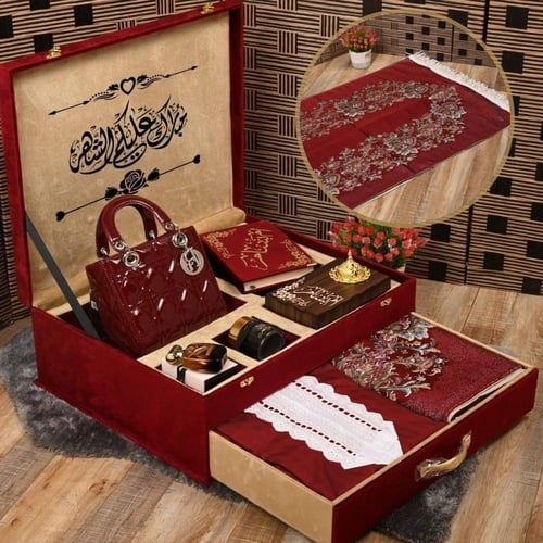بوكس إهداء نسائي بمميز يشمل شنطه راقيه مع مصحف وطق...