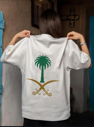 تيشيرت اليوم الوطني السعودي مع علم المملكة