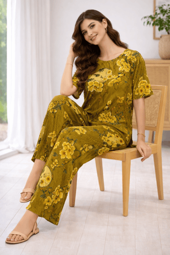 طقم بجامة نسائي زيتي بنقشة زهور صفراء – ستايل أنيق...