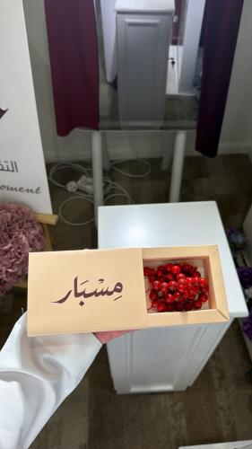 ورد طائفي مكبوس - زهور حمراء مجففة في علبة خشبية،...