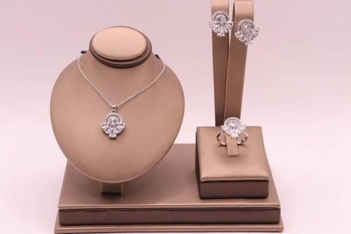 طقم الأنوثه