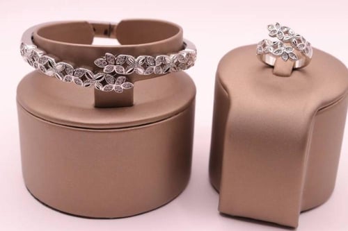 طقم زهرة الربيع