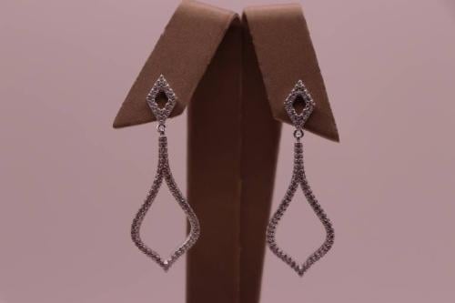 أقراط المناسبات السعيدة