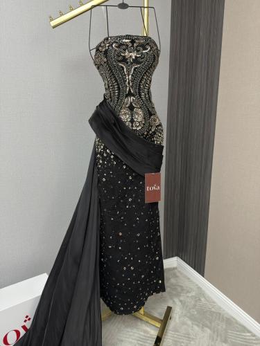 فستان سهرة أسود أنيق بدون حمالات