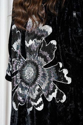 عبايه مخمل على ورده بالخلف شك