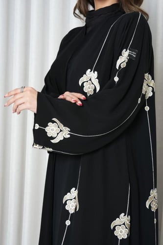 عبايه ملكي بتدخيله تطريز بيج