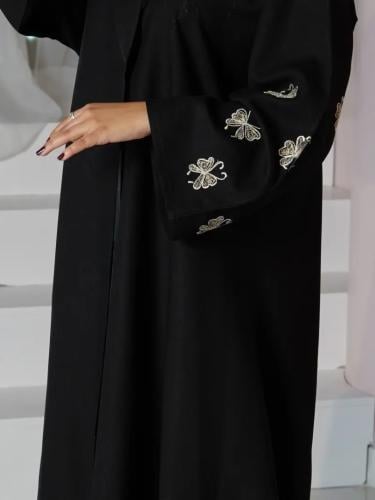 عبايه كلوش مانسيرا بياقه قلاب بتطريز buterfly عالك...