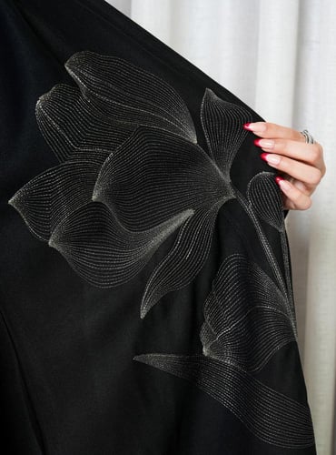 عبايه نص كلوش على ورد ذهبي في الأمام