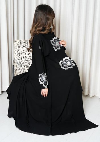 عبايه ملكي على وردات شك