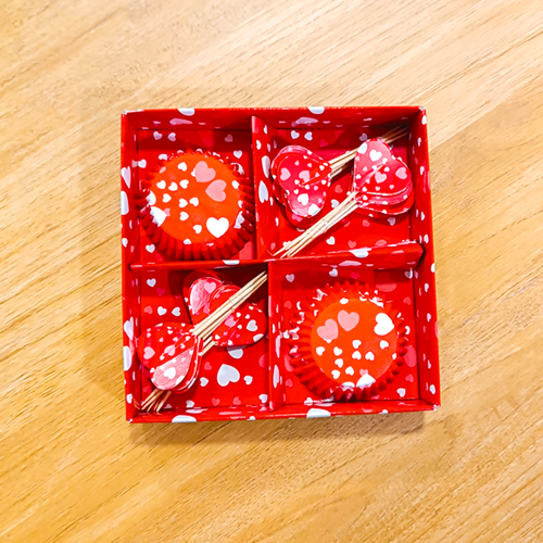 صندوق أكواب ورقية صغيرة كيك وكعك أحمر/أبيض + أعواد...