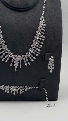 طقم ابيض تصميم الماس ذهب عيار 18