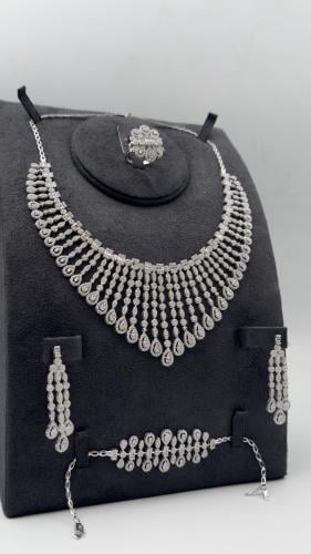 طقم ذهب عيار 18