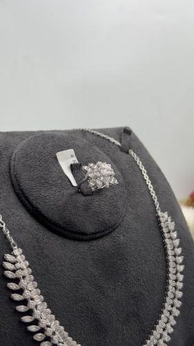 طقم ذهب عيار 18 " تصميم الماس "