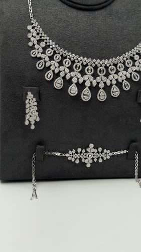 طقم ذهب عيار 18