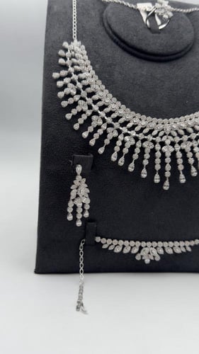 طقم ( اساوري ) ذهب عيار 18