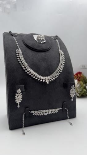 طقم ذهب عيار 18 " تصميم الماس "