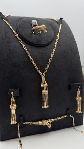 طقم ذهب عيار 18