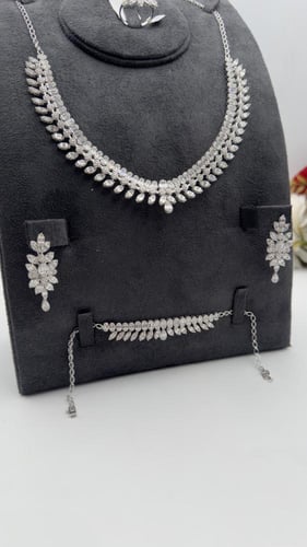 طقم ذهب عيار 18 " تصميم الماس "