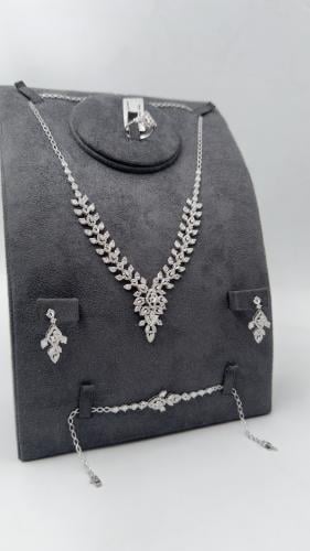 طقم ذهب عيار 18