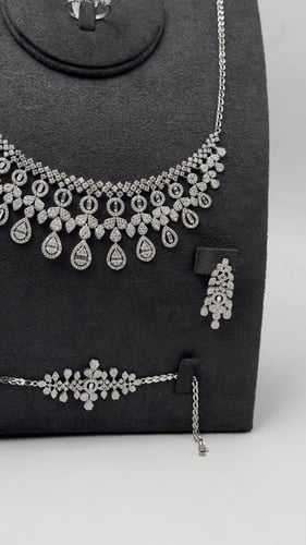 طقم ذهب عيار 18