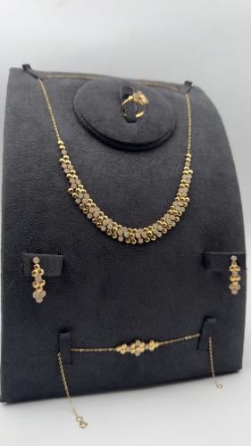 طقم ذهب عيار 18