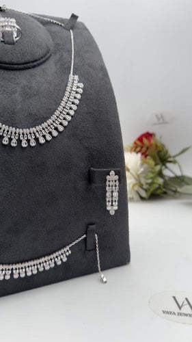 طقم ذهب عيار 18 " تصميم الماس "