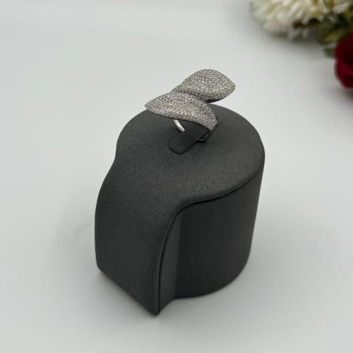 خاتم ذهب " ابيض " عيار 18 تصميم الماس