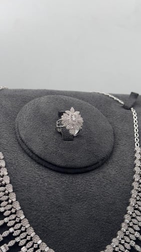 طقم ابيض تصميم الماس ذهب عيار 18