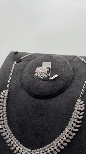 طقم ذهب عيار 18 " تصميم الماس "