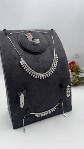 طقم ذهب عيار 18 " تصميم الماس "