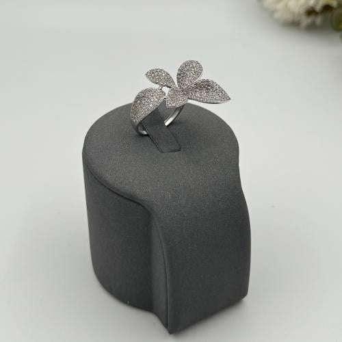 خاتم ذهب " ابيض " عيار 18 تصميم الماس