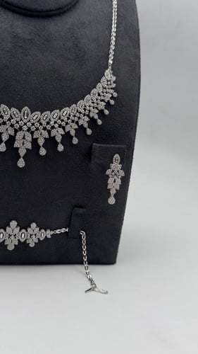 طقم ( لازوردي ) ذهب عيار 18