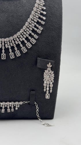 طقم ابيض تصميم الماس ذهب عيار 18