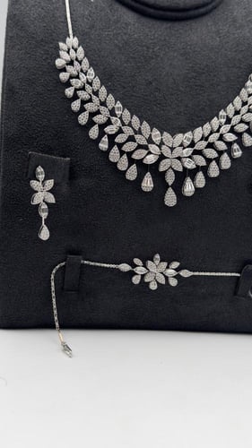 طقم ذهب عيار 18