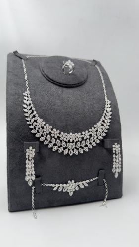 طقم ذهب عيار 18