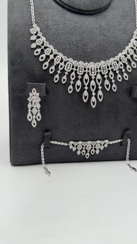 طقم ذهب عيار 18