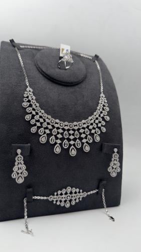 طقم ( لازوردي ) ذهب عيار 18