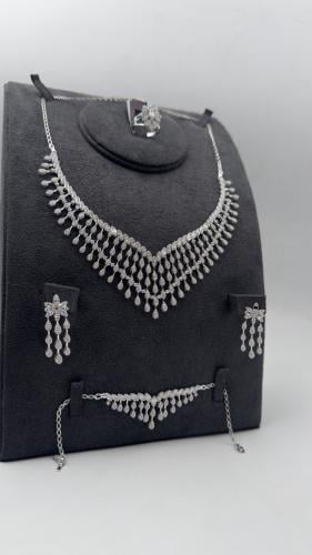 طقم ذهب عيار 18