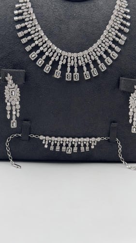 طقم ابيض تصميم الماس ذهب عيار 18