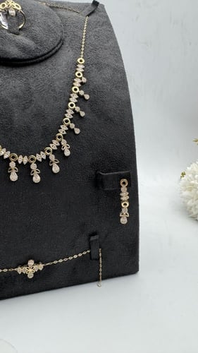 طقم ذهب عيار 18