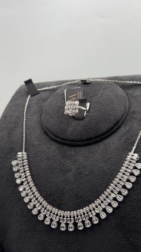 طقم ذهب عيار 18 " تصميم الماس "