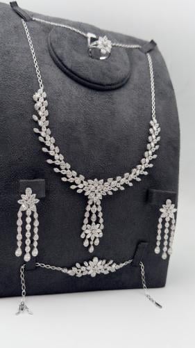 طقم ذهب عيار 18