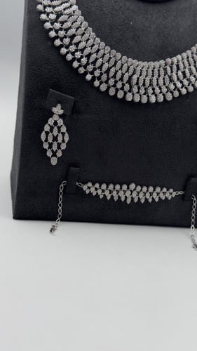 طقم ( اساوري ) ذهب عيار 18