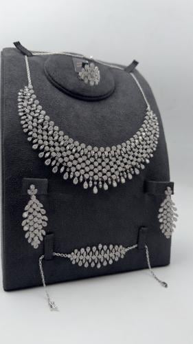 طقم ذهب عيار 18