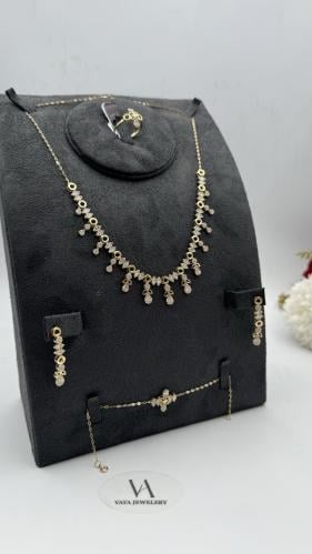 طقم ذهب عيار 18