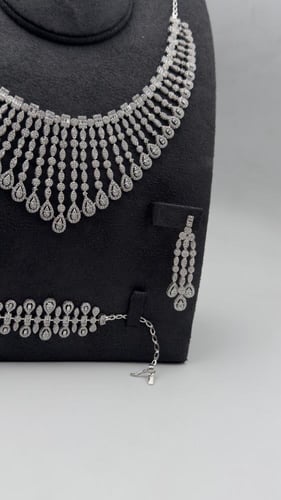 طقم ذهب عيار 18