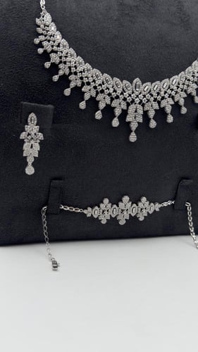 طقم ( لازوردي ) ذهب عيار 18