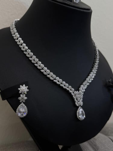 طقم فضي مرصع بالزركون بتصميم قطرة ماء