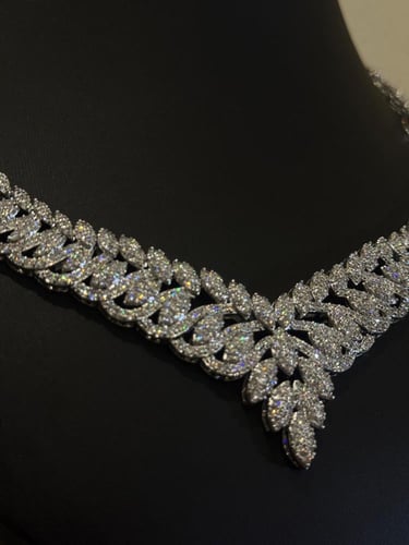 طقم مجوهرات فاخر بأوراق زركونية براقة مطلي بالرودي...