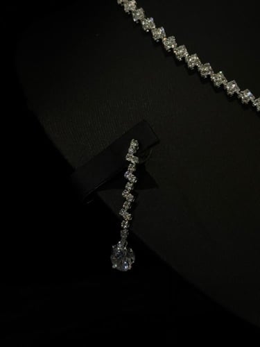 طقم مجوهرات فاخر مرصع بالكريستال بتصميم هندسي ينته...